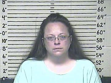 Mit dem Verweis auf ihren christlichen Glauben hatte Davis mehrfach einem schwulen Paar die Ausstellung von Ehe-Dokumenten verweigert. Foto: Carter County Detention Center