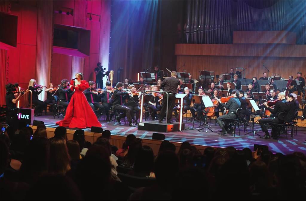 Erfolgskurs bricht nicht ab: Ayliva plant Konzert in ihrer Heimatstadt Sängerin Ayliva auf der Bühne mit dem Orchester des WDR