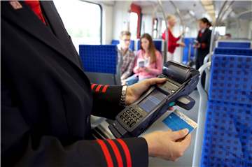 Mit dem Young-Ticket-Plus des VRR fahren Azubis deutlich günstiger, als sie es mit einer normalen Monatskarte täten.