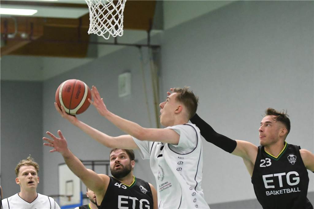 Mit dem zweiten Sieg im siebten Kreisliga-Spiel sind die Basketballer des Castroper BC auf Rang sieben vorgerückt - durch ein 70:32 gegen den Tabellennachbarn ETG Recklinghausen 3.