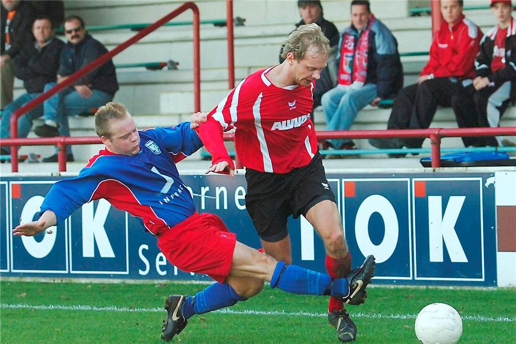 „Da prallen aktuell zwei Welten aufeinander“ Mit den B-Junioren des FC Schalke 04 wurde Patrick Walter (l.) Deutscher Meister, später trug er wie auf diesem Foto von 2007 das Trikot des damaligen Oberligisten VfB Hüls.