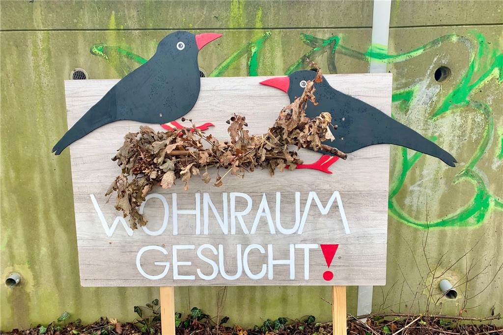Hagener Straße: Ein halbes Dutzend Holzkreuze erinnert an gefällte Bäume Mit den Bäumen soll auch Wohnraum für die Vögel verschwunden sein.