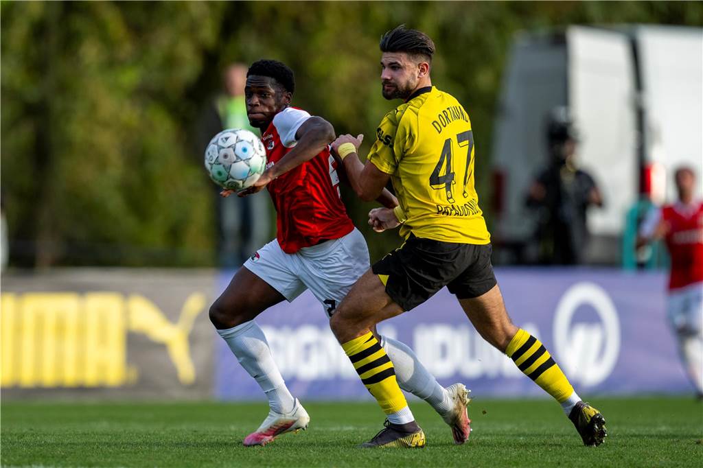 BVB-Verteidiger auf der Suche nach neuem Klub: Antonios Papadopoulos läuft die Zeit davon Antonios Papadopoulos im Zweikampf.