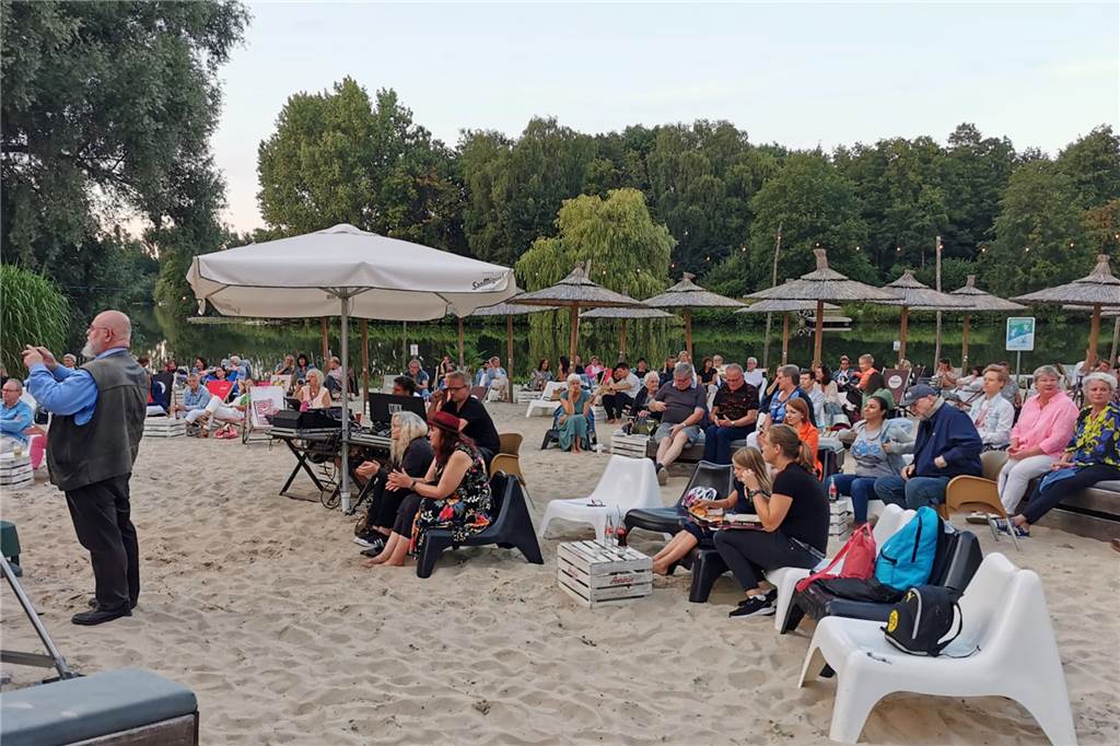 Jazznacht am Berkelbeach: Purer Musikgenuss in toller Kulisse Mit den Füßen im Sand Livemusik hören an einem lauen Sommerabend - die 32. Jazznacht brachte den Gästen puren Genuss.