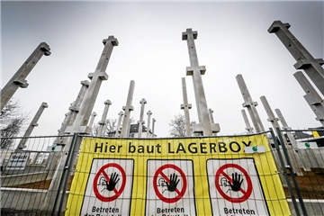 Mit den Kreuzen oben sehen die Betonpfeiler auf der Baustelle ein wenig wie riesige Grabsteine aus.