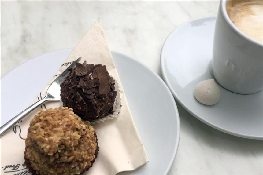 Sind Merveilleux-Törtchen die neuen Macarons? Mit den Merveilleux lässt sich der Kaffee versüßen. Foto: Gregor Tholl