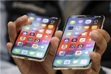 Mit den neuen iPhone XS (l) und XS Max bringt Apple auch eine neue iOS-Version heraus. Bedeutende Neuerung: Siri kann Nutzern noch mehr Aufgaben abnehmen. Foto: Marcio Jose Sanchez/AP