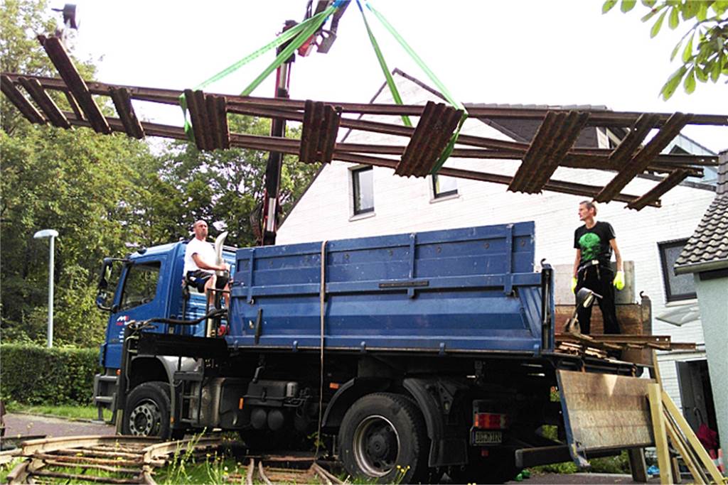 Kran bringt Feldbahnfreunden neue „Babys“ - weitere Mittwochsfahrten Mit den neuen Schienen und drei neuen Weichen verfügen die Feldbahnfreunde nun über 150 Meter Gleise, die Richtung Lippe verbaut werden sollen.