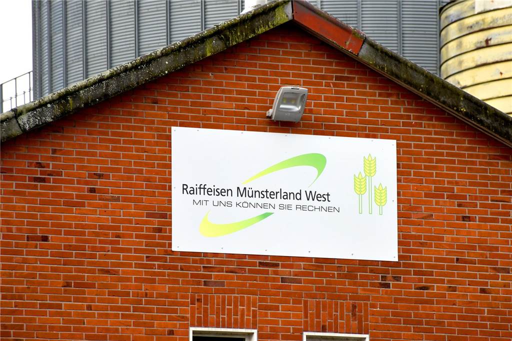Raiffeisen Münsterland West fusioniert mit Raiffeisen Steverland Das Logo der Raiffeisen Münsterland West an einem Gebäude