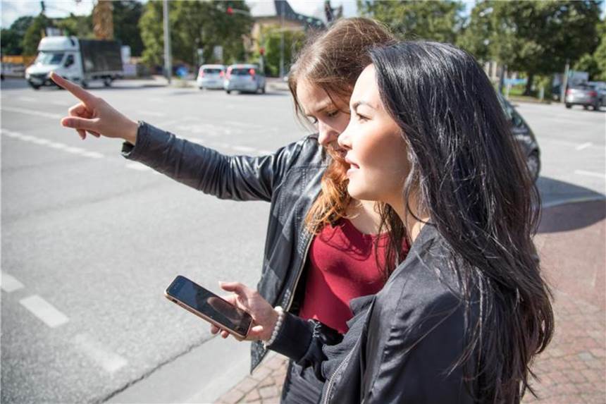 Mit den richtigen Apps findet das Smartphone auch ohne Internetverbindung den richtigen Weg. Offlinekarten machen es möglich. Foto: Christin Klose