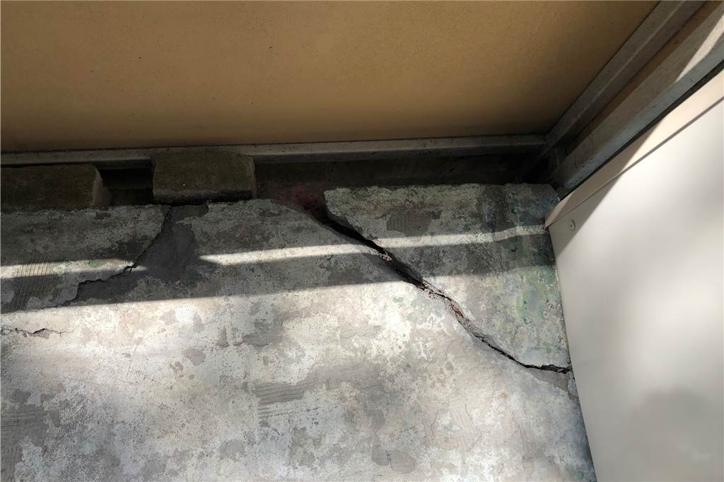 „Hier stimmt irgendwas nicht“: LEG-Mieter um ihre Sicherheit besorgt Mit den Schäden an ihrem Balkon lebt Familie Lammersmann seit 2 Jahren. Die LEG habe die Schäden als unbedeutend klassifiziert.