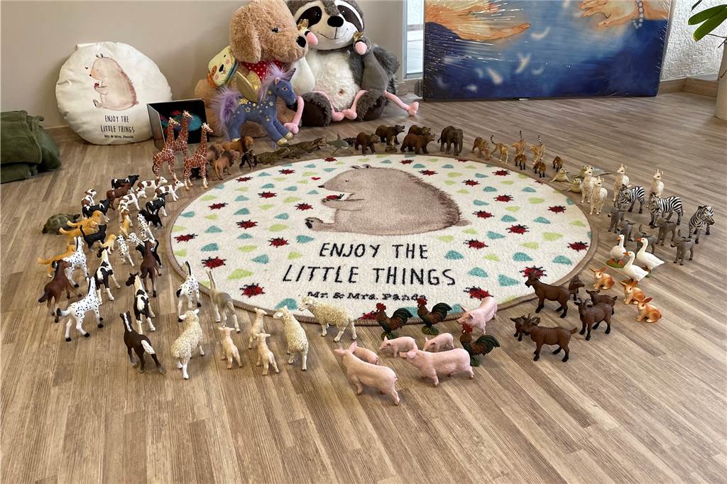 Heldin des Jahres: Martina Hosse-Dolega hilft Familien durch Phasen der Trauer Teppich mit Schleich-Tieren in Castrop-Rauxel