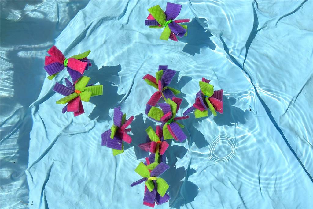 Zehn sommerliche Bastelideen: Spaß und Beschäftigung für Groß und Klein Mit den Schwamm-Wasserbomben ist Abkühlung garantiert.