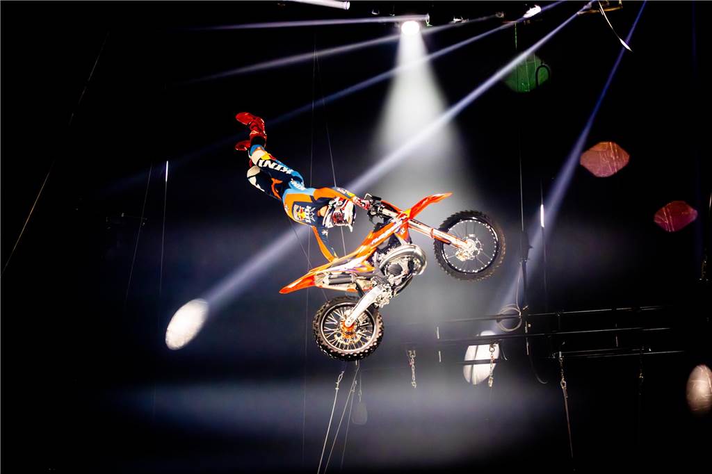 Ein Stunt der Mad Flying Bikes