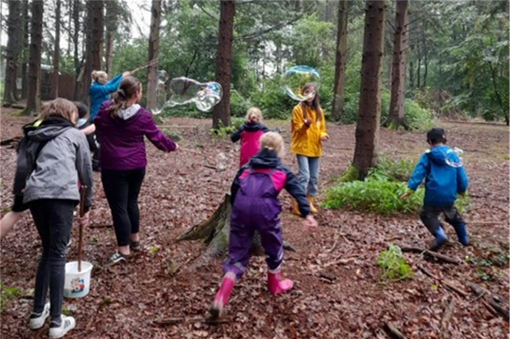 „Würdiges Leben bis zum Ende“: Hospizdienst blickt auf 25 Jahre zurück Mit den Trauergruppen für Kinder und Jugendliche geht es auch schon mal in die Natur.