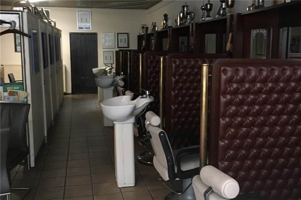 Denunziation und Erpressung: Das erleben Dortmunder Friseure zurzeit Mit den Trennwänden zwischen den Sitzen ist Frank Kulig bereits für die Wiedereröffnung gerüstet.