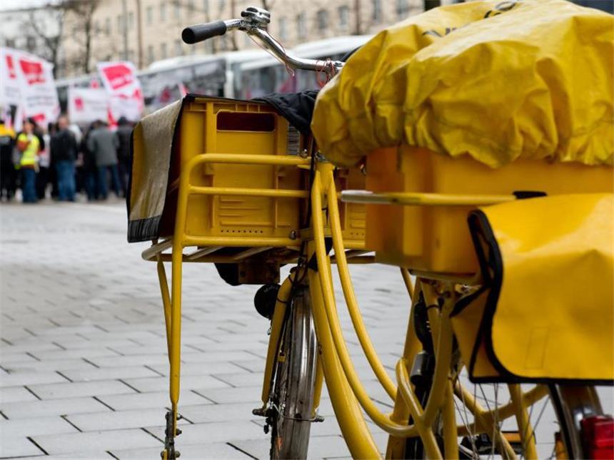 Neue Warnstreiks bei der Post Mit den vorübergehenden Arbeitsniederlegungen protestieren die Postbeschäftigten gegen den Stillstand bei den Tarifverhandlungen über kürzere Arbeitszeiten. Foto: Sven Hoppe
