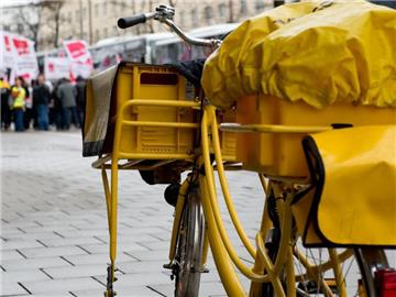 Mit den vorübergehenden Arbeitsniederlegungen protestieren die Postbeschäftigten gegen den Stillstand bei den Tarifverhandlungen über kürzere Arbeitszeiten. Foto: Sven Hoppe