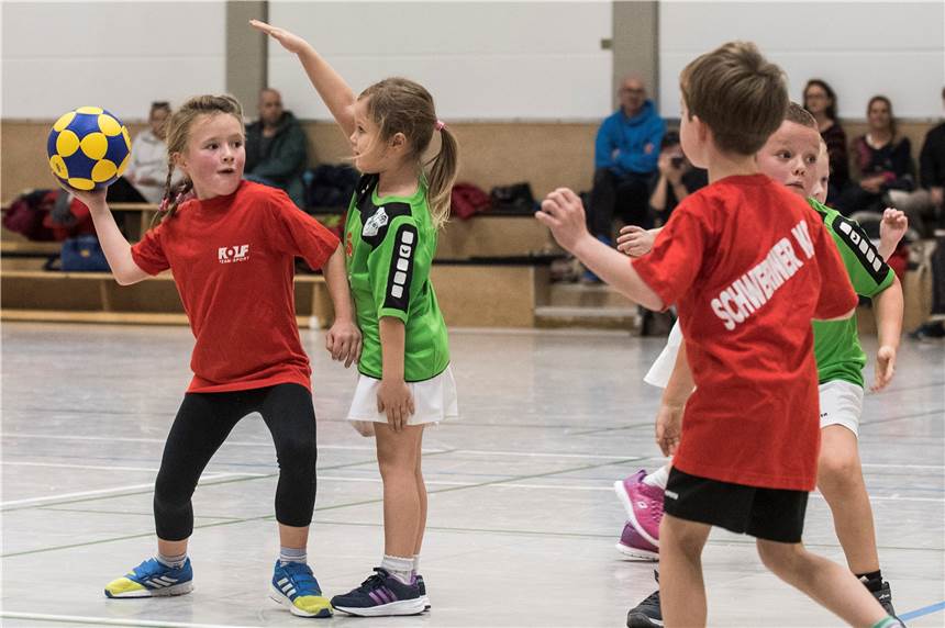 Der Nachwuchs des Schweriner KC lernt spielerisch die Regeln Mit den Würfen haben die Nachwuchskorfballer des Schweriner KC, hier Finnja Isbruch (l.), laut ihrem Coach Lennart Schwirtz keine Probleme.