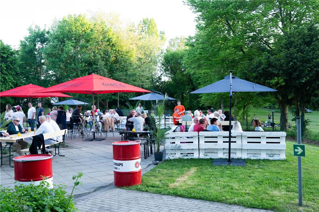 Menschen genießen die 1. Mai-Feier und die Eröffnung des Biergartens „Feierabend“ am Hallenbad in Castrop-Rauxel.