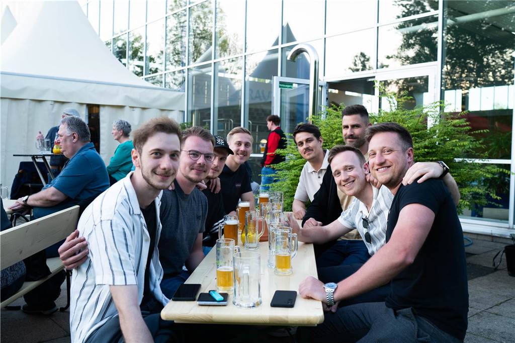 Menschen genießen die 1. Mai-Feier und die Eröffnung des Biergartens „Feierabend“ am Hallenbad in Castrop-Rauxel.