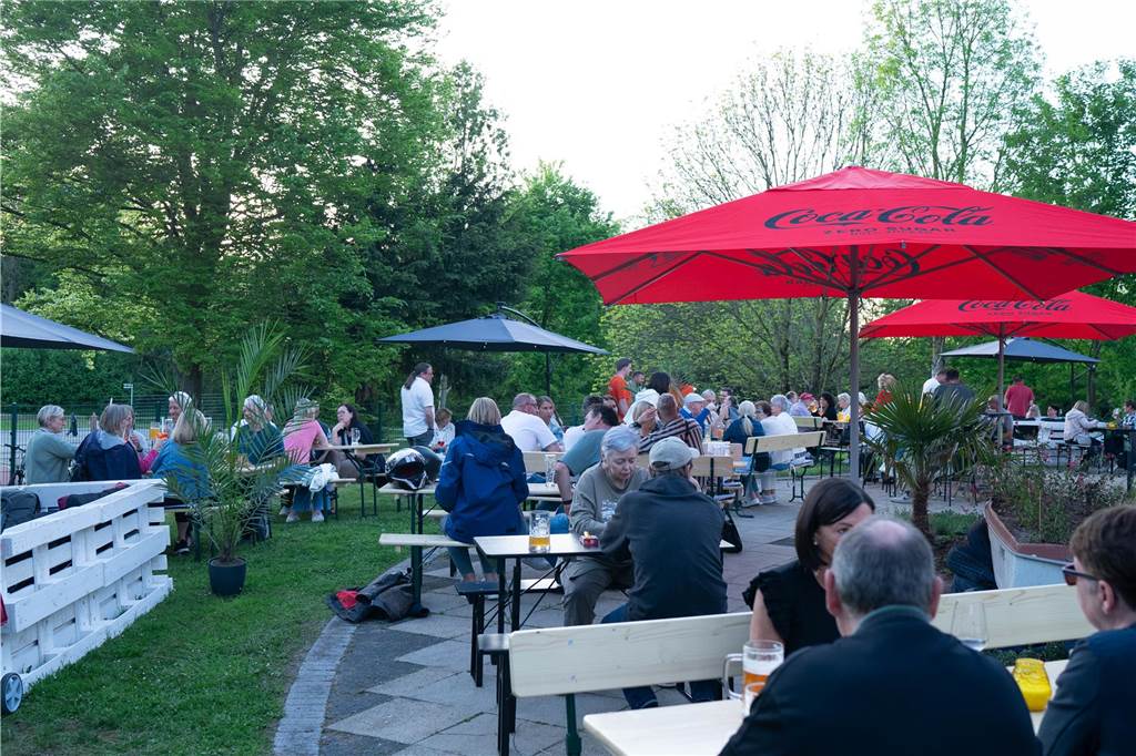 Menschen genießen die 1. Mai-Feier und die Eröffnung des Biergartens „Feierabend“ am Hallenbad in Castrop-Rauxel.