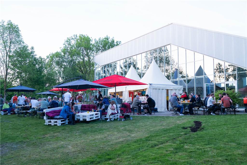 Menschen genießen die 1. Mai-Feier und die Eröffnung des Biergartens „Feierabend“ am Hallenbad in Castrop-Rauxel.
