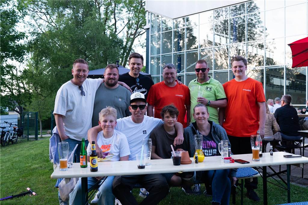 Menschen genießen die 1. Mai-Feier und die Eröffnung des Biergartens „Feierabend“ am Hallenbad in Castrop-Rauxel.