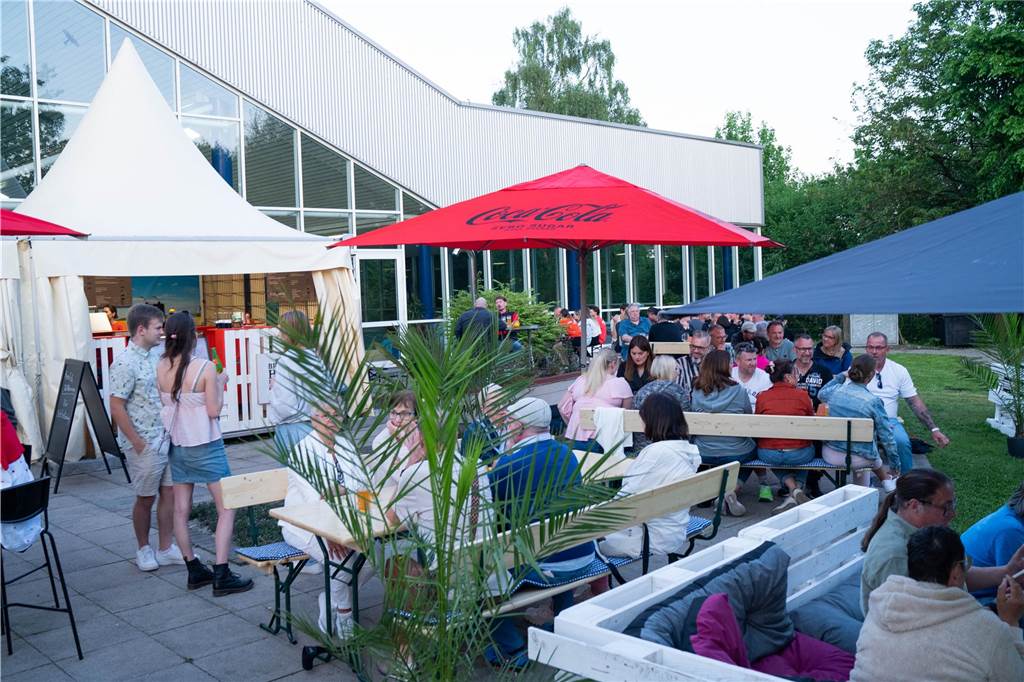 Menschen genießen die 1. Mai-Feier und die Eröffnung des Biergartens „Feierabend“ am Hallenbad in Castrop-Rauxel.