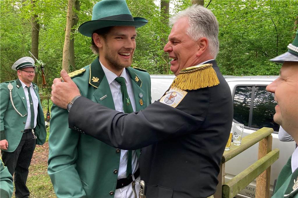 Schützenverein St. Hubertus Horst und Wessel: Wir sind live beim Schützenfest-Auftakt dabei Mit der 323. Kugel schoss der 28-jährige Pascal Brinkkötter zum neuen Schützenkönig.