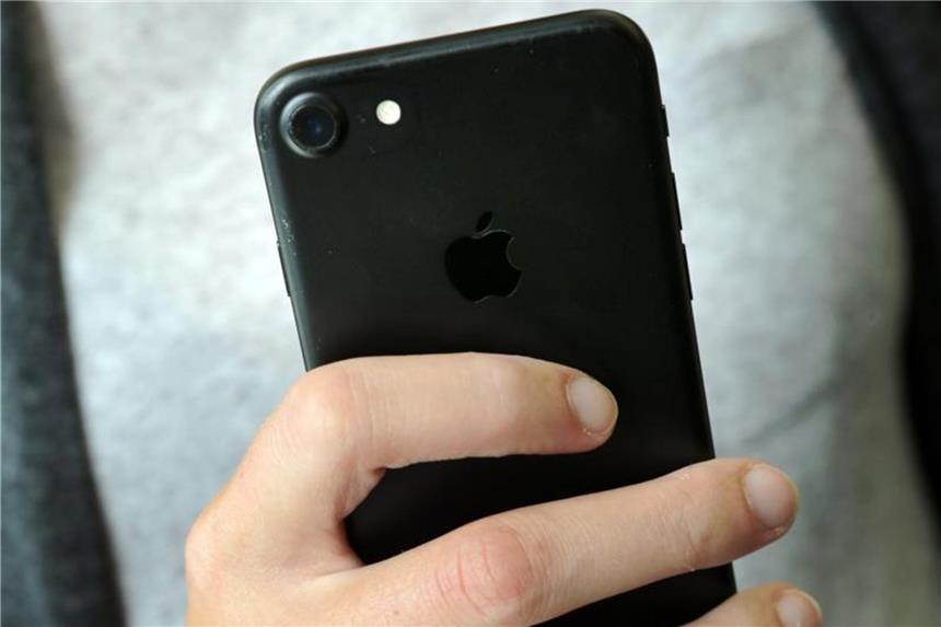 Mit der App die Umgebung anmalen Mit der App „Just a Line“ kann man in das gefilmte Bild der Handykamera in Echtzeit weiße Linien malen und aufnehmen. Foto: Fernando Gutierrez-Juarez/Symbolbild