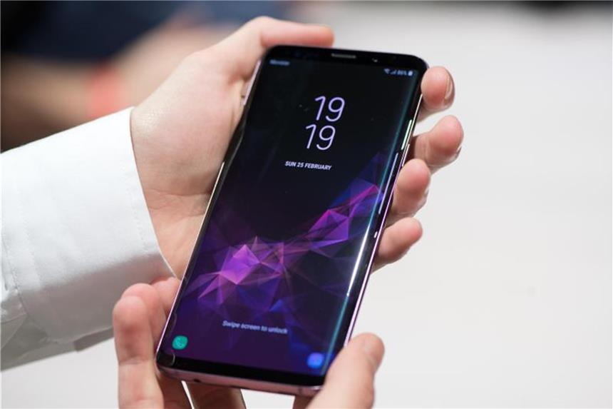 App durchleuchtet Samsung-Smartphones Mit der App „Phone Info Samsung“ können Nutzer herausfinden, wo und wann das eigene Samsung-Handy zusammengebaut wurde. Foto: Andrea Warnecke