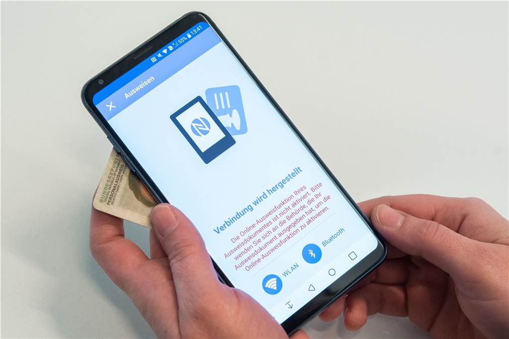 Mit der „AusweisApp2“ können Nutzer ihre Daten für die Verwendung im Internet auslesen. Entweder per Smartphone oder mit einem Kartenlesegerät.