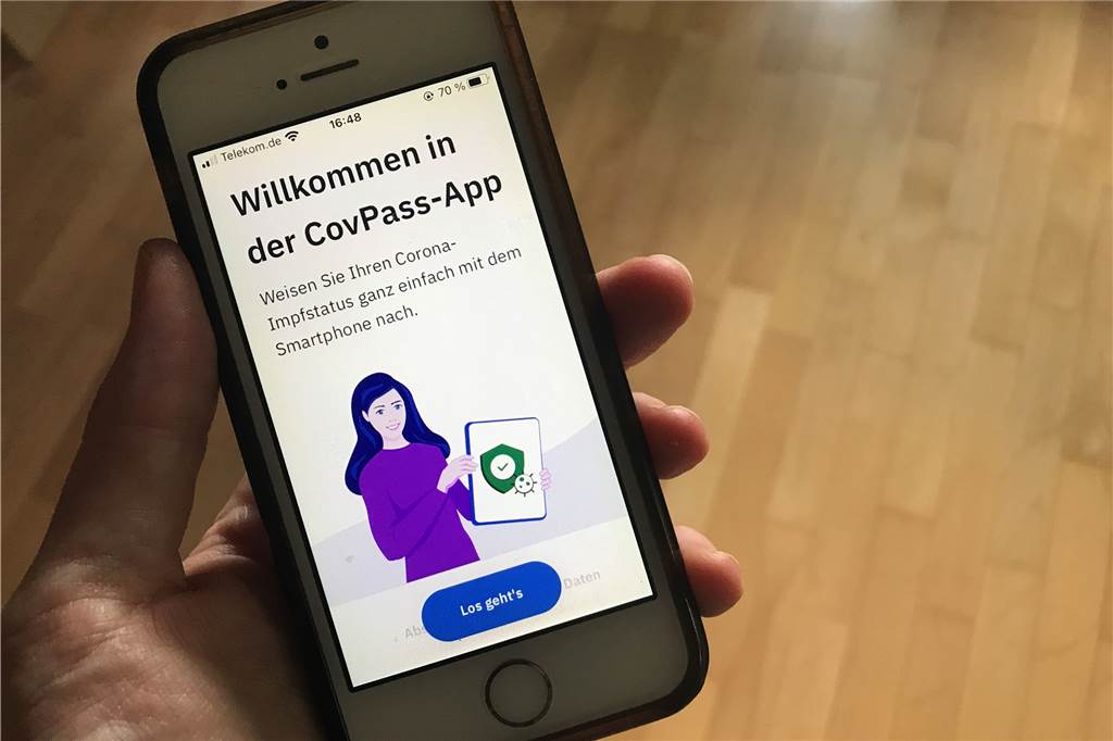 Halterner Apotheken auf digitalen Impfpass vorbereitet - Technik hakt Mit der CovPass-App soll der digitale Impfnachweis auf dem Smartphone landen.