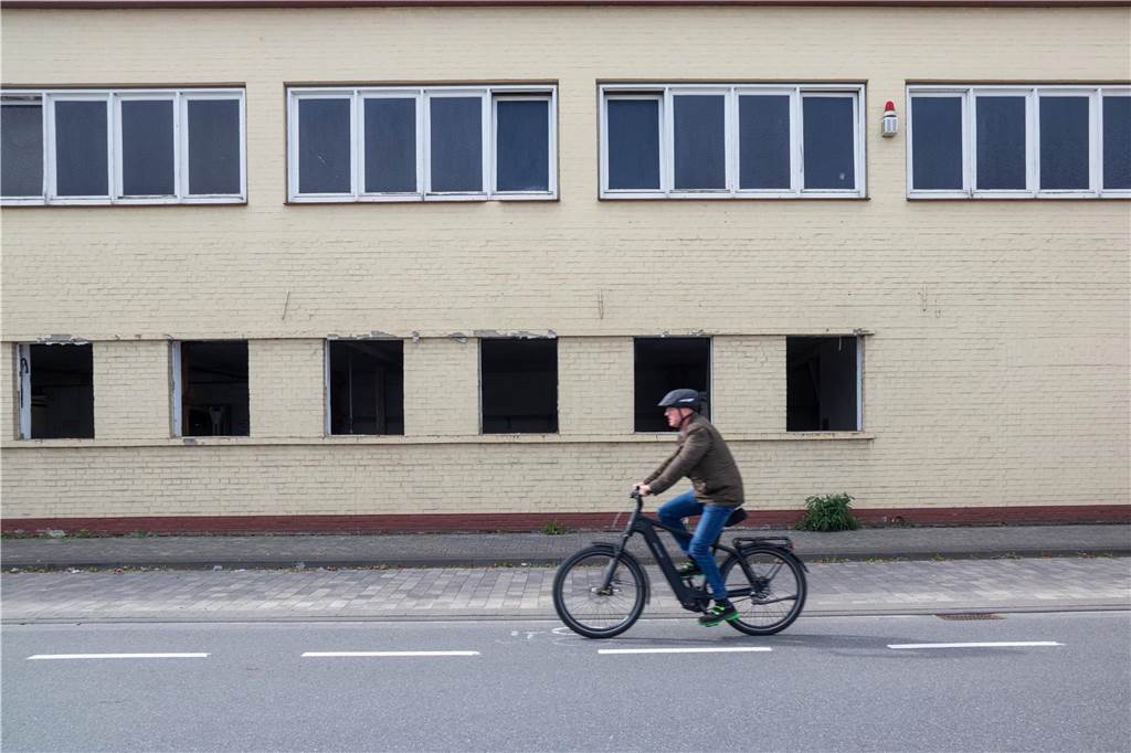 Bagger beißt sich durch Firmenmauern: Abrissarbeiten an der Ramsdorfer Straße haben begonnen
