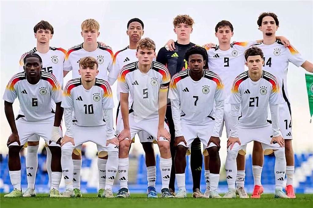Mit der deutschen U17-Nationalmannschaft reiste Lasse Isbruch (hinten, 2.v.l.) ins Trainingslager nach Portugal.