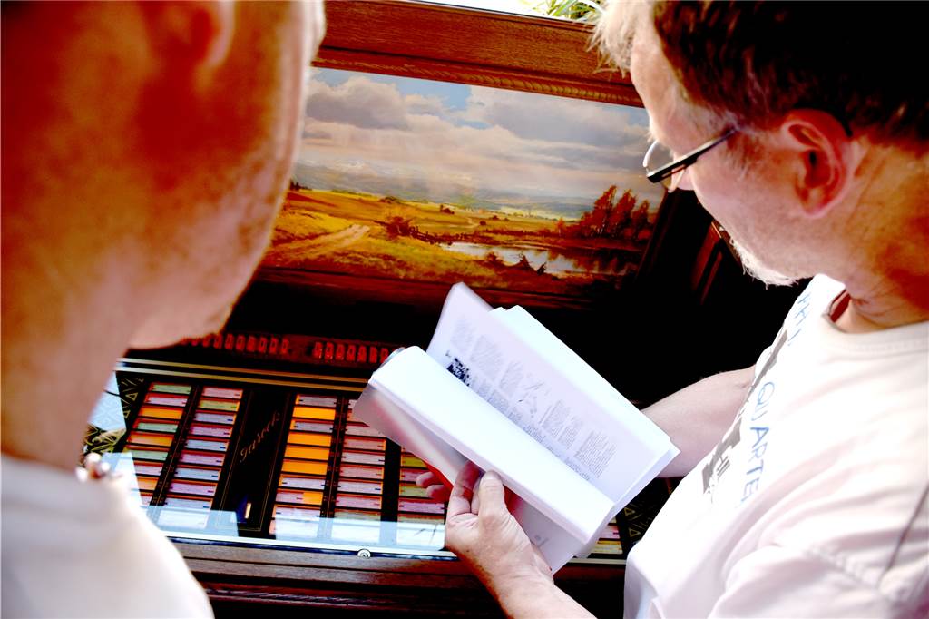 Über 40 Jahre alte Musikbox erwacht bei Bredeck-Bakker zu neuem Leben Mit der dicken Wartungs-Dokumentation bewaffnet waren Hermann Telgmann und Ludger Woltering den Macken an der Musikbox zu Leibe gerückt. Nach gut einem halben Jahr Tüftelei konnten sie schließlich den Erfolg vermelden und die Musikbox zurück an ihren angestammten Platz stellen.