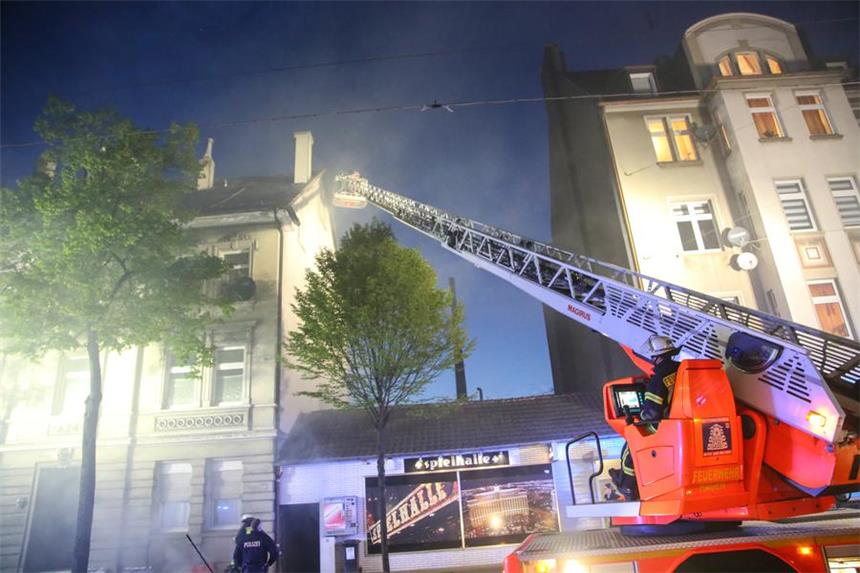 Menschen riefen aus Fenstern verzweifelt um Hilfe Mit der Drehleiter rettete die Feuerwehr die Menschen aus dem vierstöckigen Haus.
