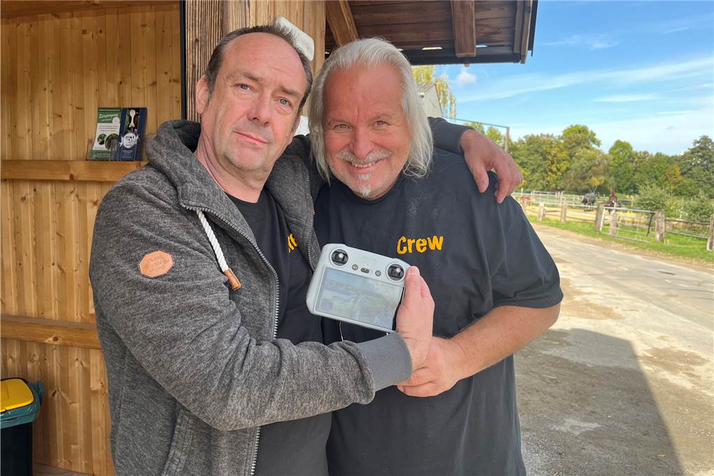 Filmdreh auf Pferdehof in Lünen: Autos werden zur Geduldsprobe am Set Mit der Drohne gilt es die perfekte Kamerafahrt aus der Luft aufzunehmen. Für Dirk Rutz und Siegfried Thiele ist das gar nicht so leicht.
