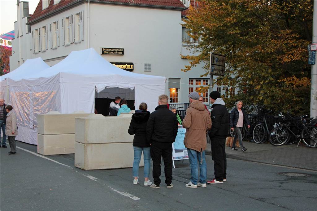 Sim-Jü in Werne: Ein Kirmes-Wochenende wie aus dem Bilderbuch Mit der Einhaltung der 3G-Regeln ist das Ordnungsamt bislang sehr zufrieden: Hier die Corona-Schnelltest-Station an der Horne-Mühle.