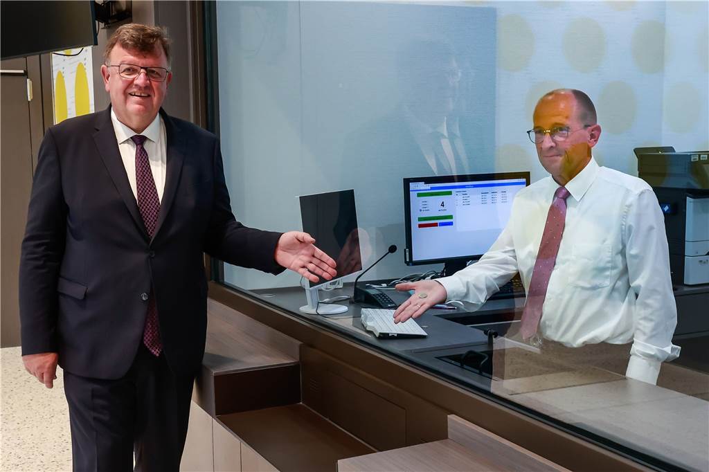 Die sicherste Bank der Welt steht in Dortmund - vieles über sie ist geheim Mit der Einzahlung der ersten Euro-Münze eröffnete Bundesbank-Vorstand Johannes Beermann den Betrieb in der Schalterhalle der neuen Bundesbank-Filiale.