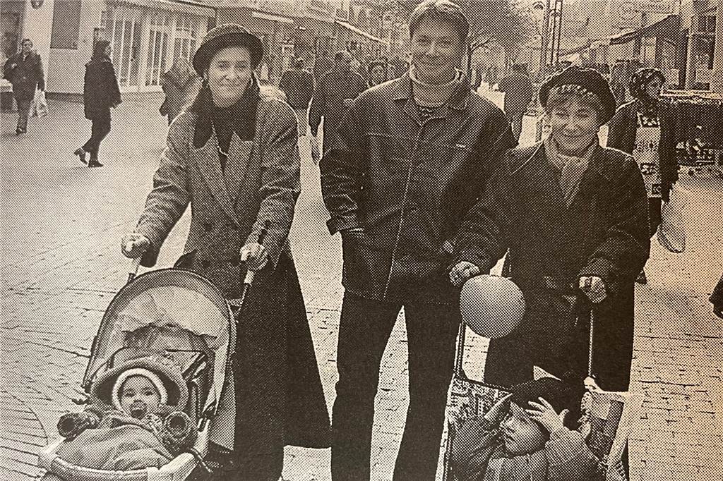 Image-Umfrage vor 25 Jahren in Lünen: Ergebnisse weisen Parallelen zu heute auf Schwarz-Weiß-Foto von Menschen in der Lüner Innenstadt