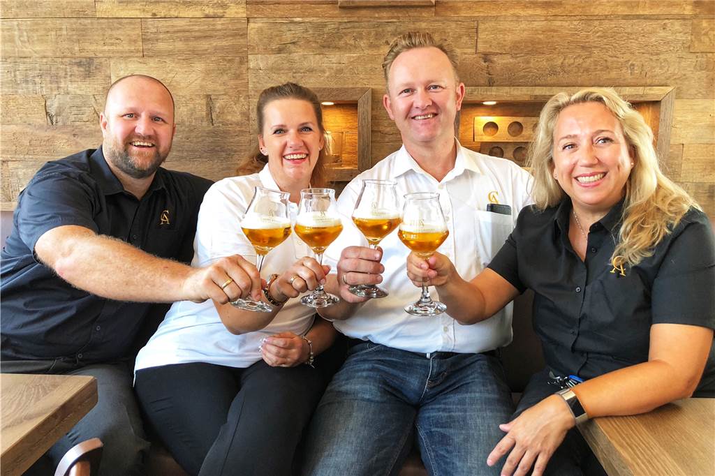 Hotels in Ascheberg dürfen wieder Gäste empfangen - mit kuriosen Regeln Mit der Eröffnung der Gastronomie dürfen ab Samstag auch wieder Touristen im Hotel empfangen werden. Das freut das Team aus dem Hotel-Restaurant Clemens August (v.l.): die Geschäftsführer Clemens August und Anke Kristina von Freeden und Michael Stattmann und Sylvia Stattmann-Frerick.