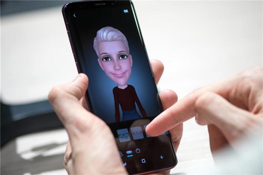 Mobile World Congress: Das neue Samsung Galaxy S9 Mit der Frontkamera lassen sich eigene animierte Emojis erstellen oder - ähnlich wie bei Apples iPhone X - die eigene Gesichtsmimik auf einen digitalen Avatar legen. Foto: Andrea Warnecke