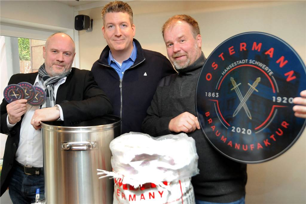 Jens Kan (l.) und Michael Nehring genießen den ersten Probetrunk des frisch gebrauten Ostermann Urtyp.
