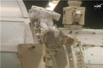 Mit der Hilfe des deutschen Astronauten Gerst sind die beiden US-Raumfahrer Arnold und Feustel für wichtige Wartungsarbeiten aus der Internationalen Raumstation (ISS) ausgestiegen. Foto: Nasa TV