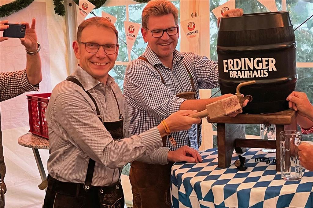 Mit der Hilfe von Björn Krietemeyer (r.) gelang Bürgermeister Christ der Fassanstich mit drei Schlägen.
