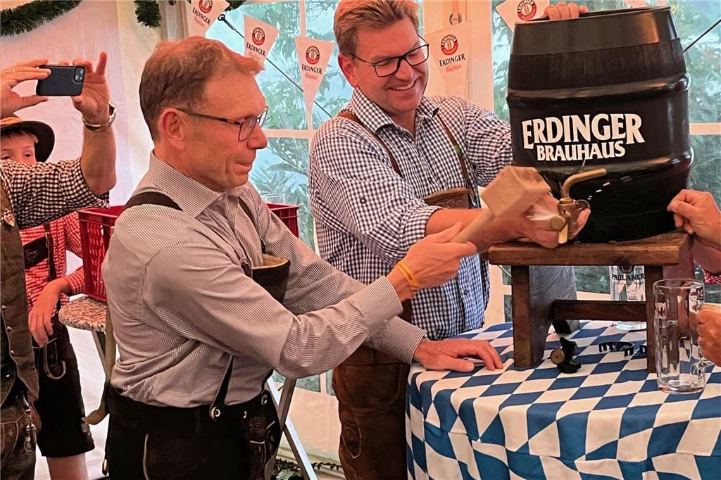 Mit der Hilfe von Björn Krietemeyer (r.) gelang Bürgermeister Christ der Fassanstich mit drei Schlägen.