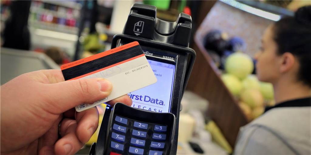 EC-Kartenzahlung: Störung bei Netto, dm, Buchläden und Co. hält an Mit der Karte zahlen ist zurzeit an vielen Kassen in ganz Deutschland unmöglich. Seit Dienstagmorgen liegt bei einem großen Software-Anbieter eine Störung vor. Das betrifft auch den Einzelhandel und Supermärkte in unserer Region.