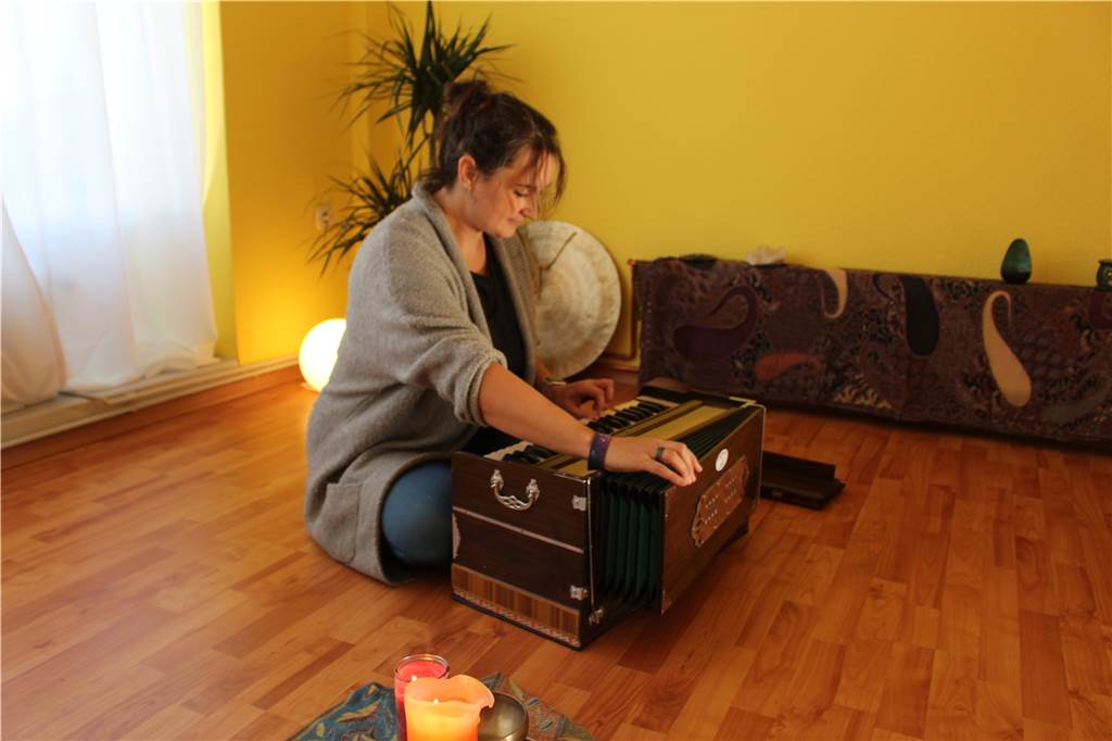 Mahayana in Dortmund: Yoga – zugeschnitten auf die Bedürfnisse von Frauen Mit der Klangkulisse eines Harmoniums untermalt Sandra Fagone einzelne Veranstaltungen.